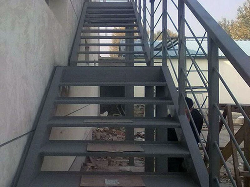 سٹیل کی ساخت کی سیڑھیوں کو ڈیزائن کرتے وقت کن تفصیلات پر غور کیا جانا چاہیے؟